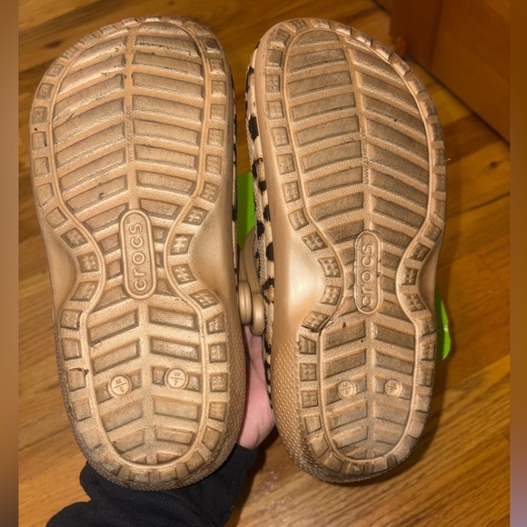 Classic Dual Comfort Crocs w/ Fleece Lining 🐆 - Picture 5 of 7